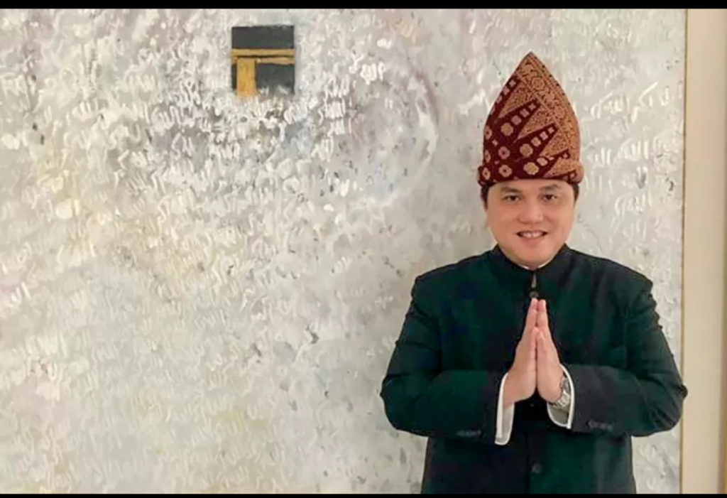 Bangganya Warga Sumsel, Menteri BUMN Erick Thohir kenakan pakaian adat Palembang