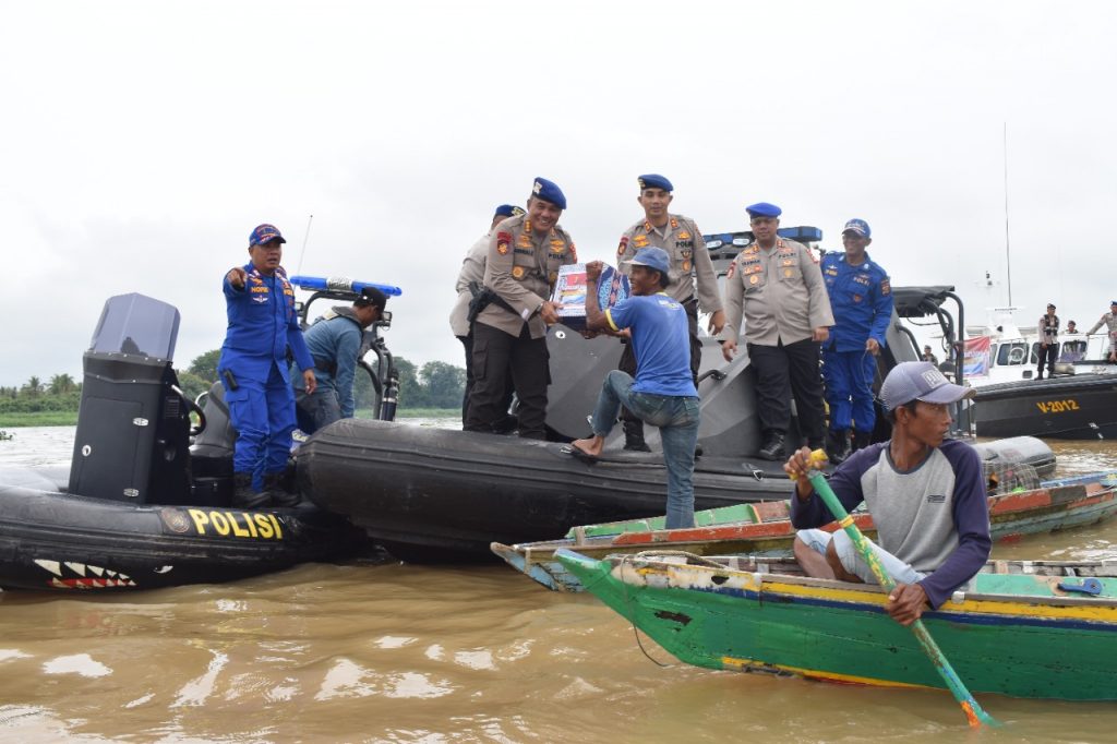 Melalui Ditpolairud, Polda Sumsel Beri Bantuan Sembako Kepada Masyarakat di Perairan Borang Banyuasin