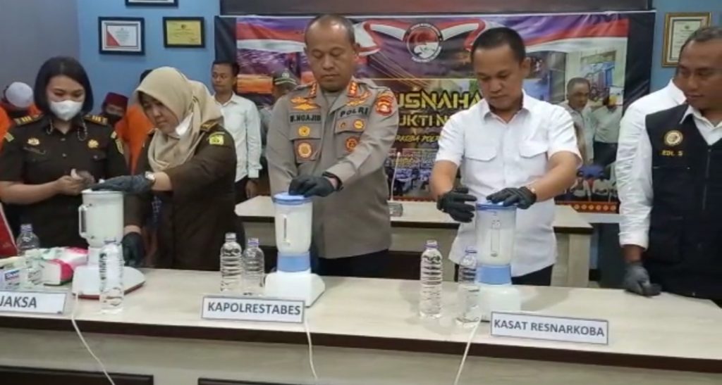 Sat Narkoba Polrestabes Palembang memusnakan Barang Bukti jenis Sabu