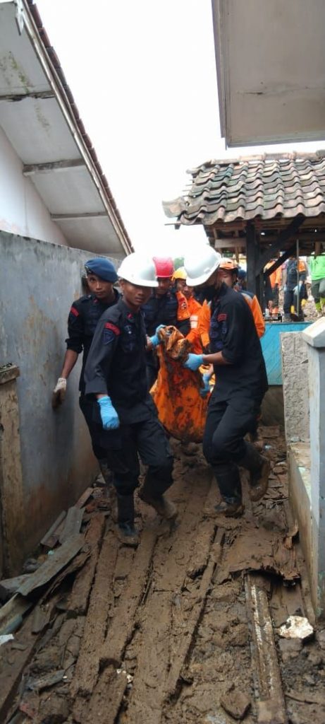 Hujan Rintik Sejak Pagi Tak Halangi Evakuasi 5 Korban Gempa Cianjur