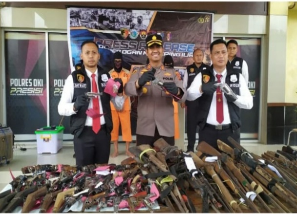 Polres Ogan Komering Ilir (OKI) berhasil menyita 105 pucuk senjata api rakitan (senpira)