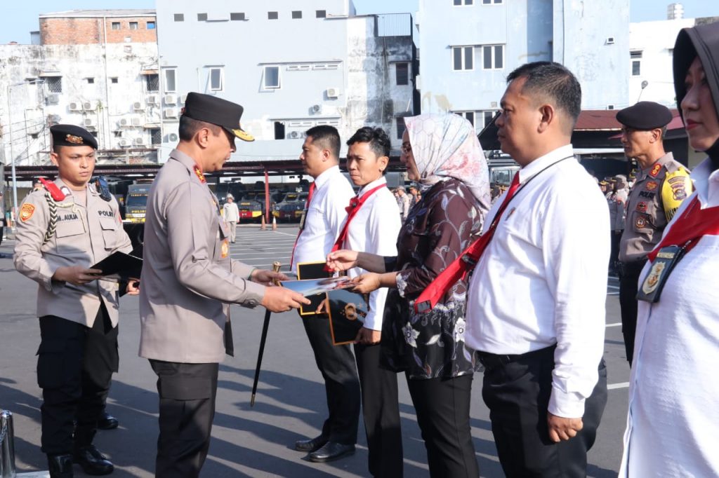 Kepolisian Daerah (Polda) Sumatera Selatan (Sumsel) berikan penghargaan kepada 86 personel Polda Sumsel jajaran