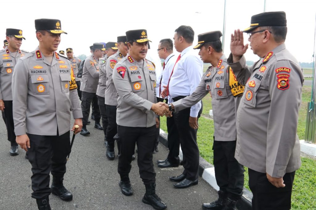 Kapolda Sumsel Sambut Wakapolri dibandara Internasional Sultan Mahmud Badaruddin II Palembang yang melaksanakan kunjungan kerja (Kunker) ke Mapolda Sumsel